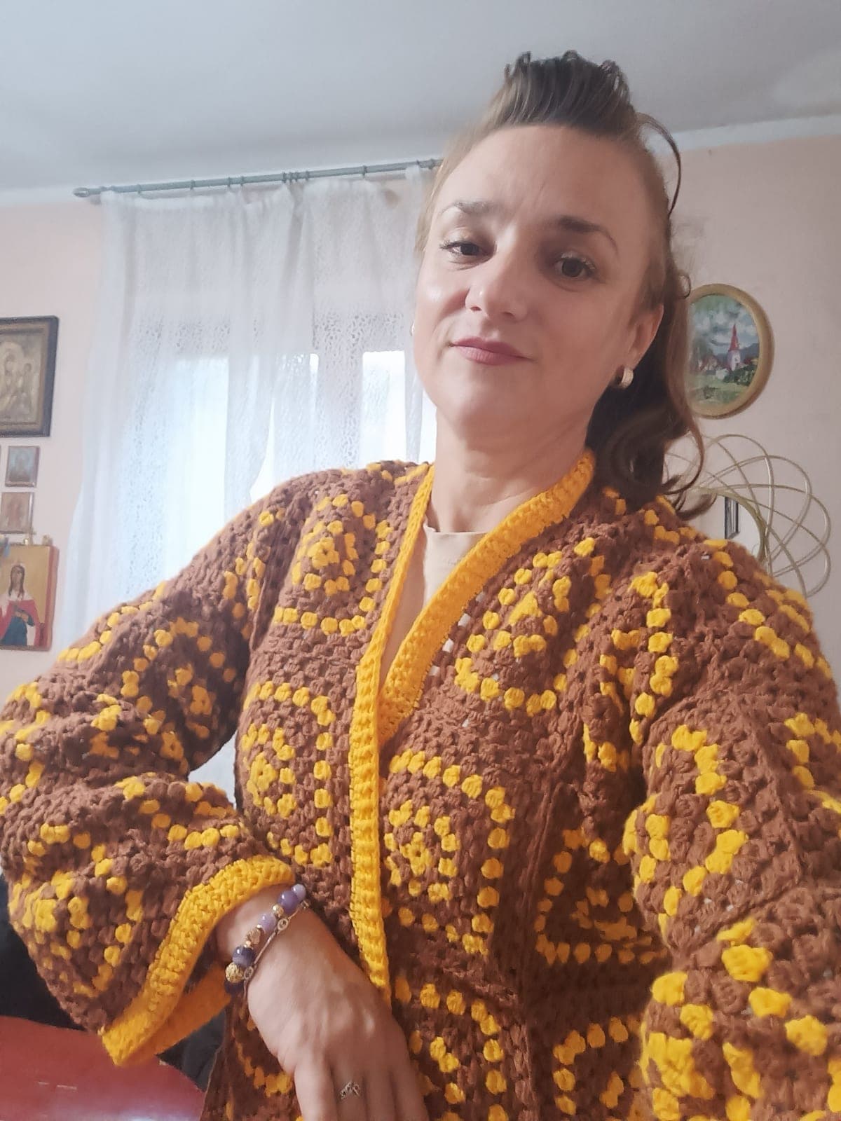 Jasmina Mišković u heklanom kardiganu svoje izrade