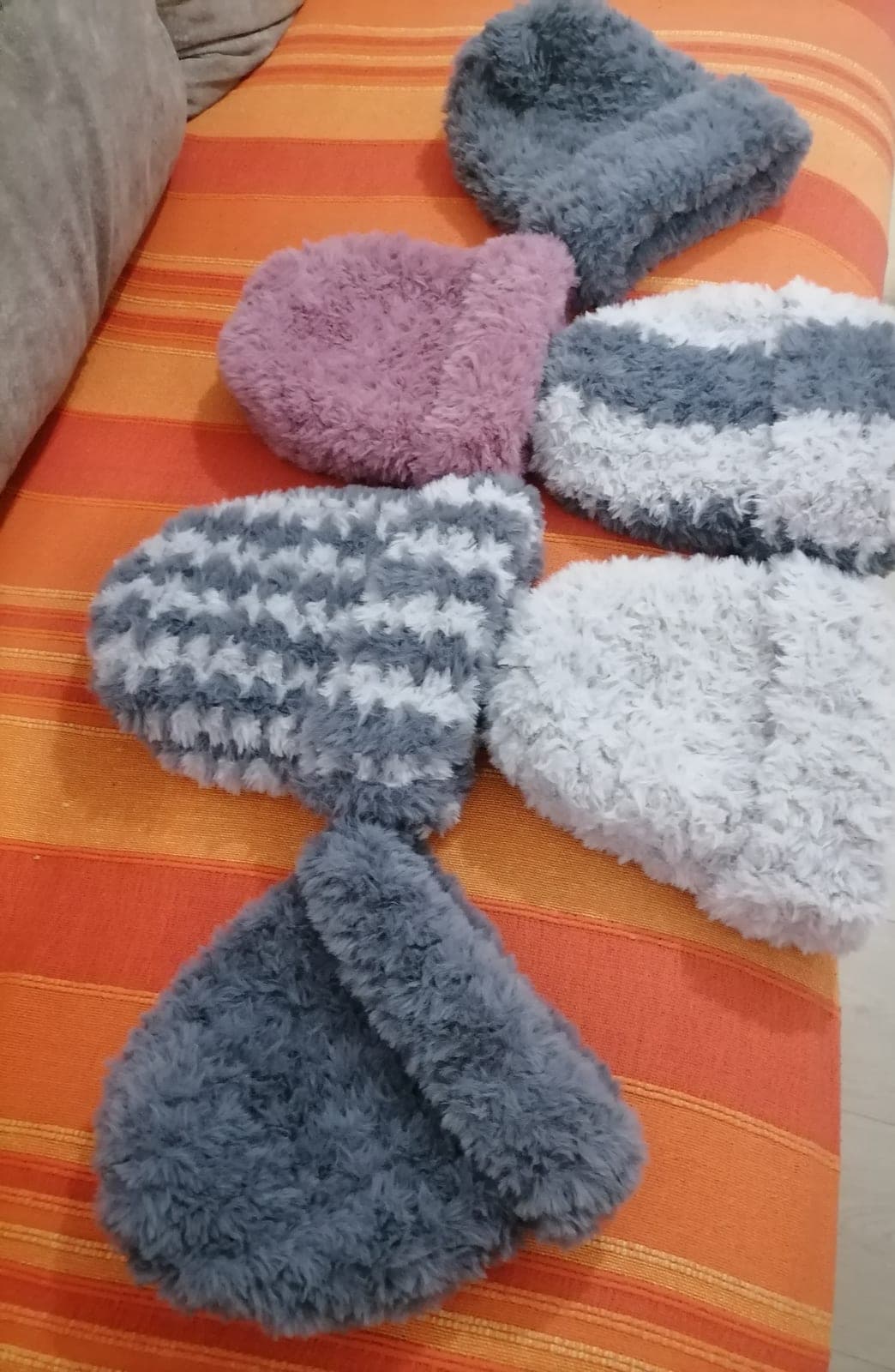 Šest pufnastih kapa u više boja